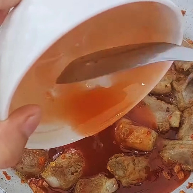 Bước 4 Xào sườn thấm sốt Nước sốt sườn xào chua ngọt