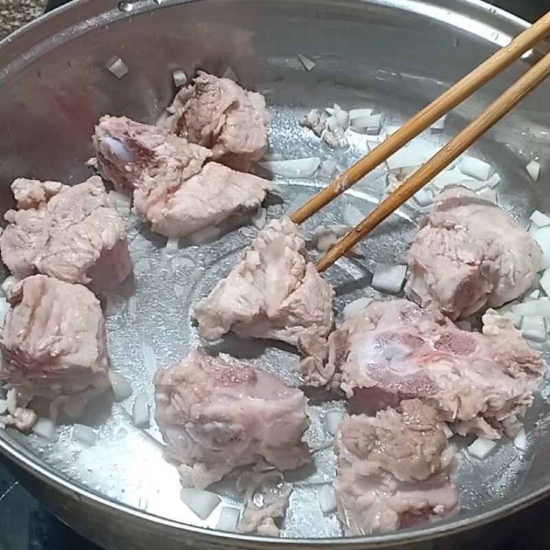 Bước 4 Xào sườn thơm lừng Canh sườn chua với dứa