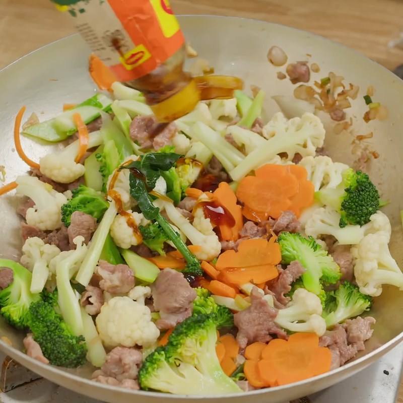 Bước 5 Xào súp lơ với thịt heo Súp lơ xào thịt