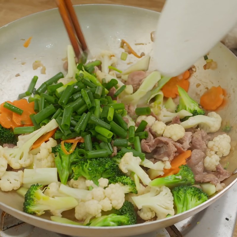 Bước 5 Xào súp lơ với thịt heo Súp lơ xào thịt