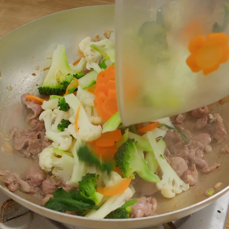 Bước 5 Xào súp lơ với thịt heo Súp lơ xào thịt