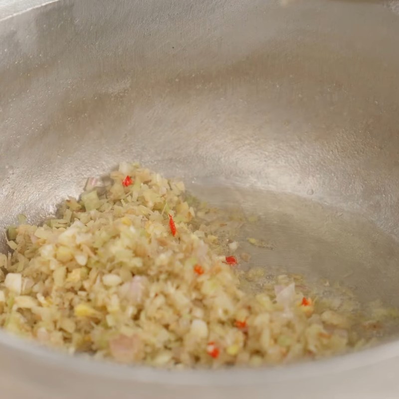 Bước 3 Xào thịt ba chỉ với mắm ruốc sả ớt Thịt kho ruốc sả