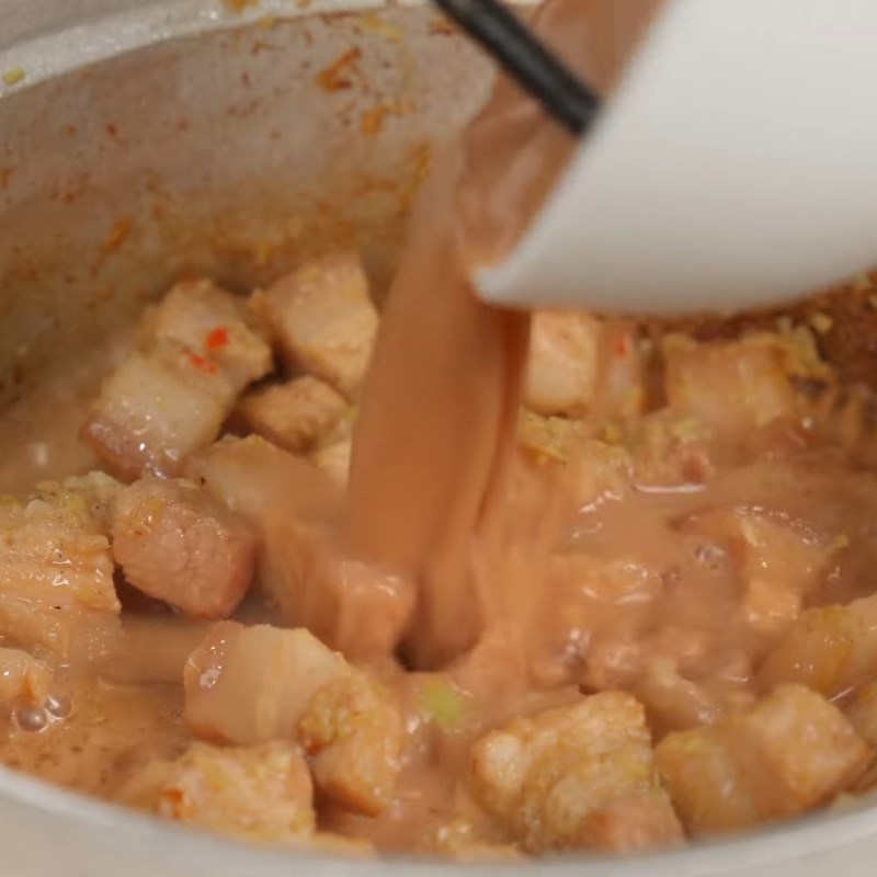 Bước 3 Xào thịt ba chỉ với mắm ruốc sả ớt Thịt kho ruốc sả