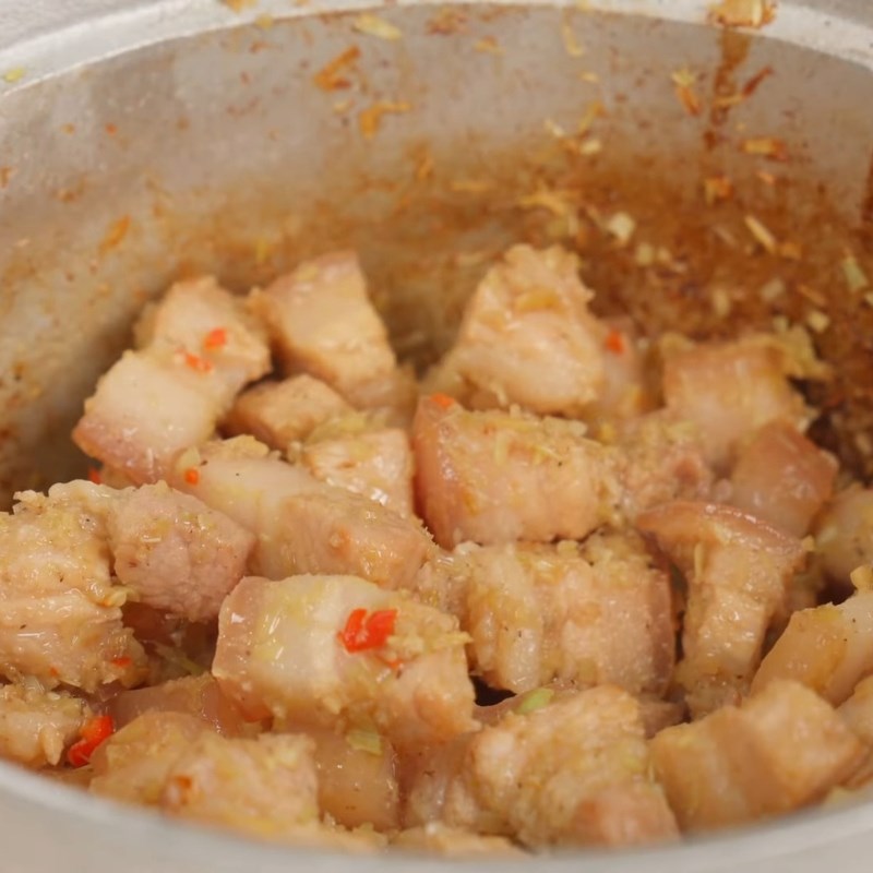 Bước 3 Xào thịt ba chỉ với mắm ruốc sả ớt Thịt kho ruốc sả