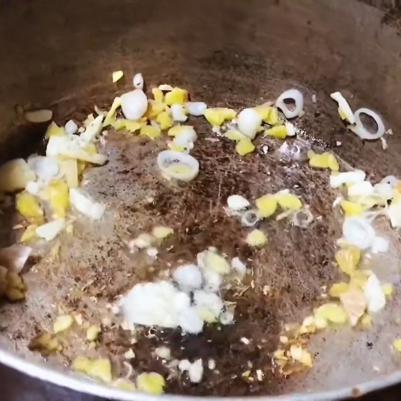 Bước 2 Xào thịt bò đậm đà Thịt bò om dưa