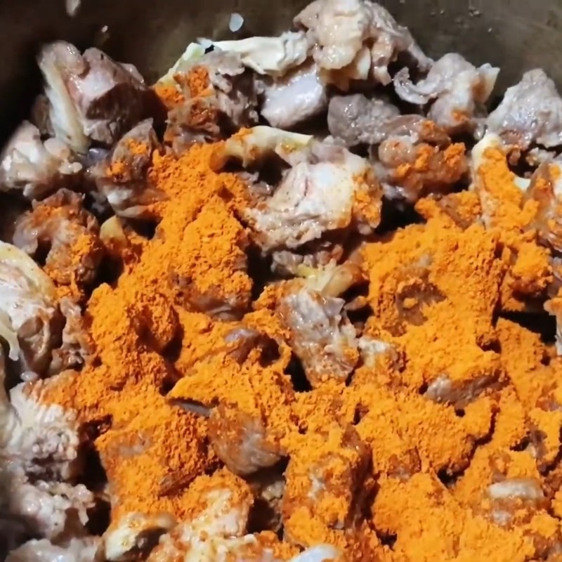 Bước 2 Xào thịt bò đậm đà Thịt bò om dưa