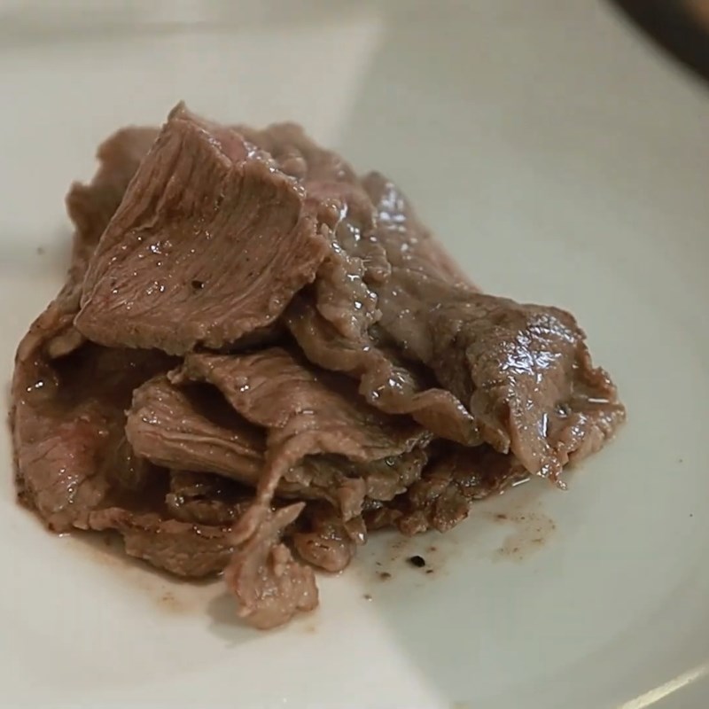 Bước 3 Xào thịt bò mềm ngọt Gỏi bò khoai môn