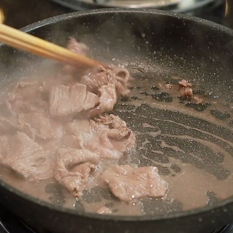 Bước 3 Xào thịt bò mềm ngọt Gỏi bò khoai môn
