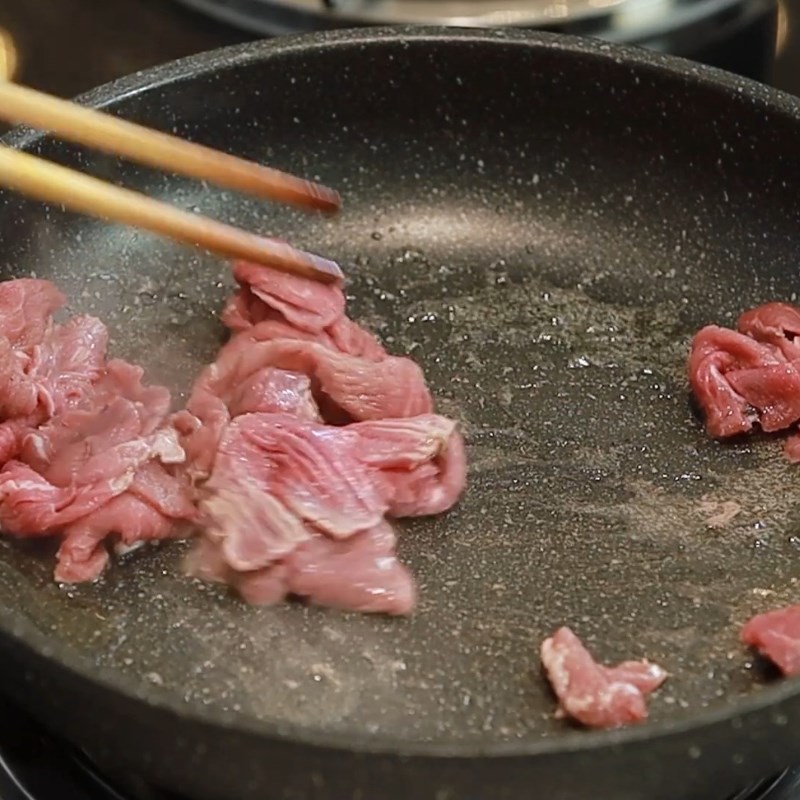 Bước 3 Xào thịt bò mềm ngọt Gỏi bò khoai môn