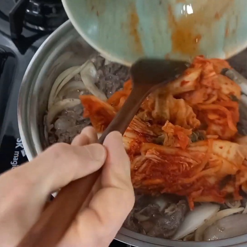 Bước 3 Xào thịt bò và kim chi chuẩn vị Hàn Bò xào kim chi