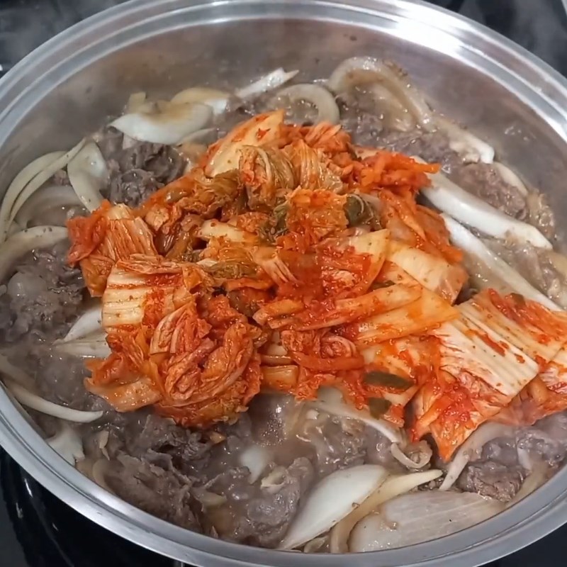 Bước 3 Xào thịt bò và kim chi chuẩn vị Hàn Bò xào kim chi