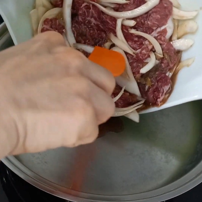 Bước 3 Xào thịt bò và kim chi chuẩn vị Hàn Bò xào kim chi