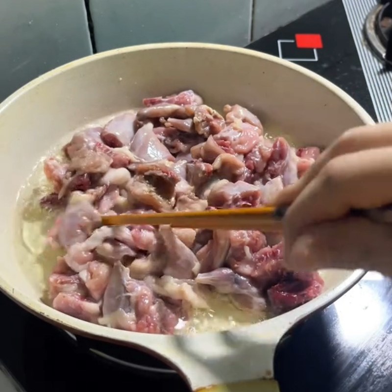 Bước 2 Xào thịt chuột đồng với sả ớt Chuột xào sả ớt