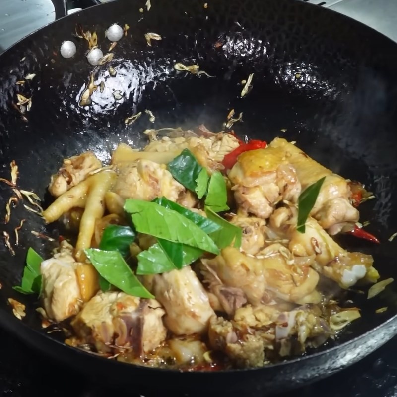 Bước 2 Xào thịt gà Thịt gà rang sả ớt