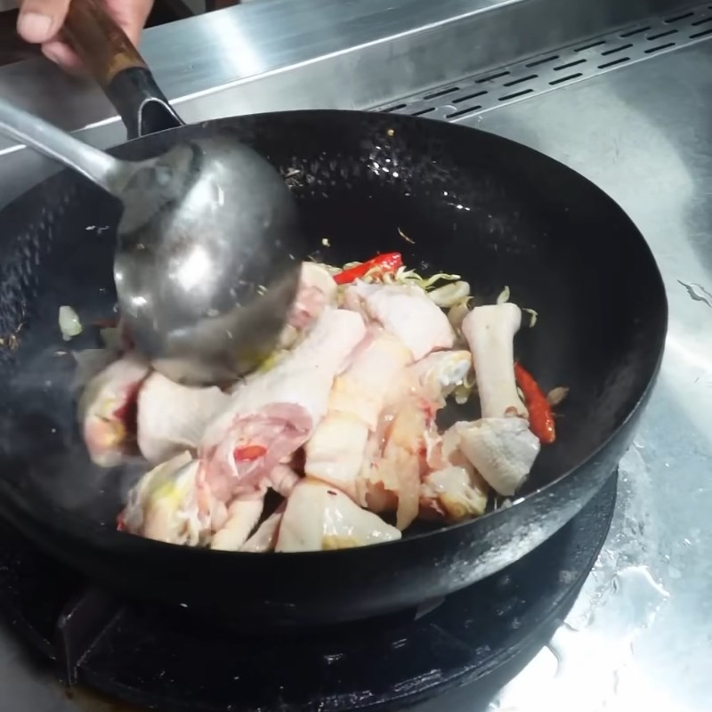 Bước 2 Xào thịt gà Thịt gà rang sả ớt