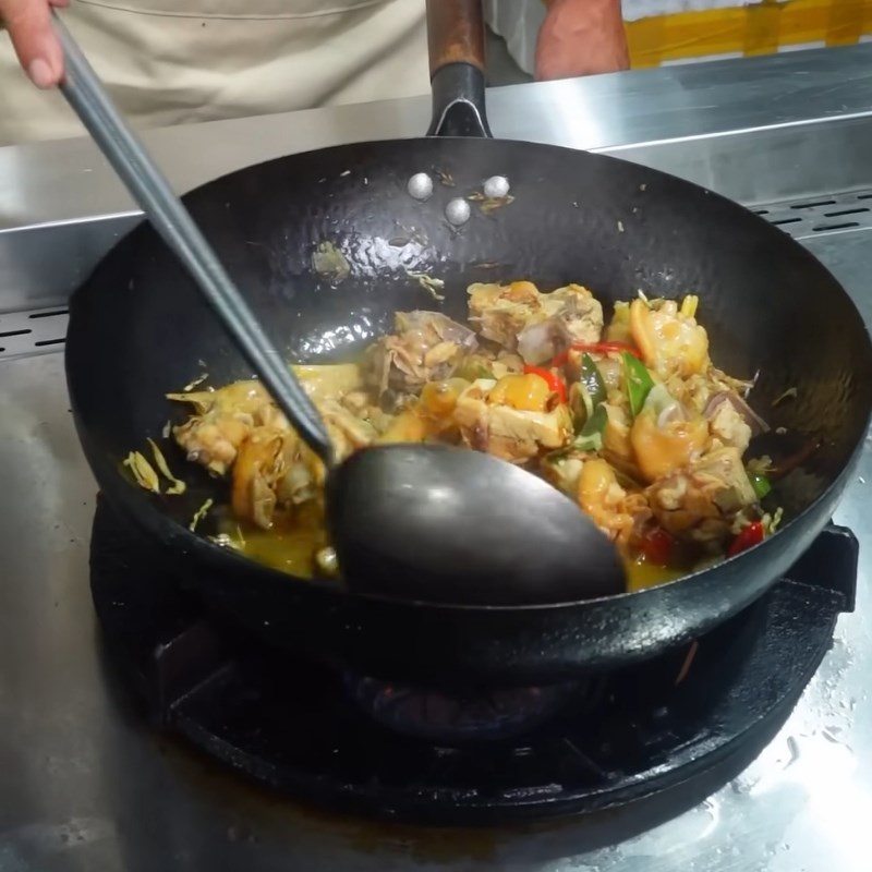 Bước 2 Xào thịt gà Thịt gà rang sả ớt