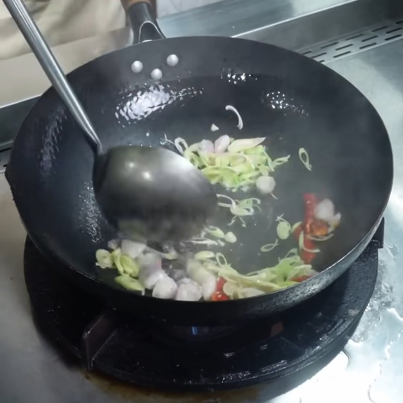 Bước 2 Xào thịt gà Thịt gà rang sả ớt