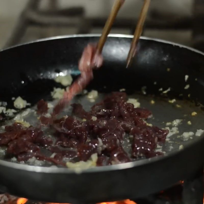 Bước 3 Xào thịt trâu lá trơng trên chảo nóng Thịt trâu lá trơng