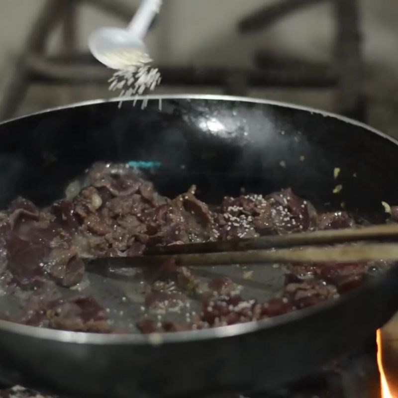 Bước 3 Xào thịt trâu lá trơng trên chảo nóng Thịt trâu lá trơng
