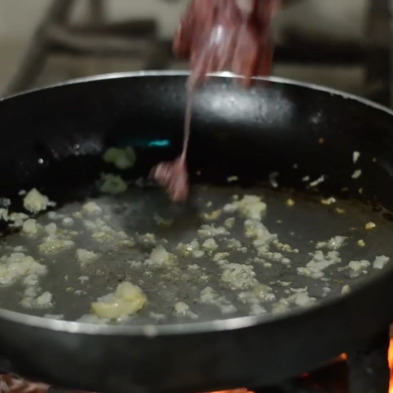 Bước 3 Xào thịt trâu lá trơng trên chảo nóng Thịt trâu lá trơng