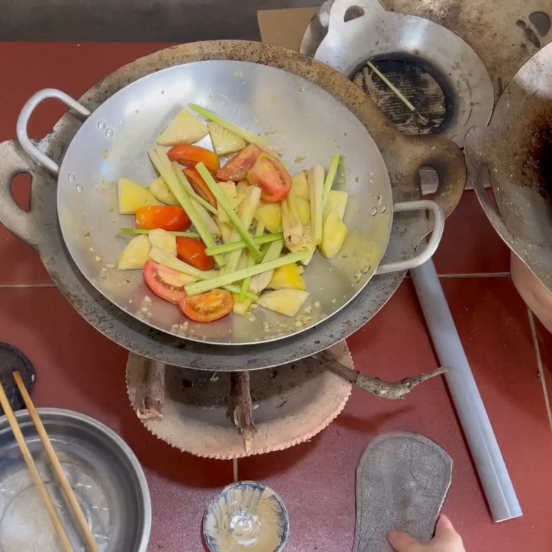 Bước 3 Xào thơm cà chua, tạo màu cho nước lẩu Cá chép nấu lẩu thái