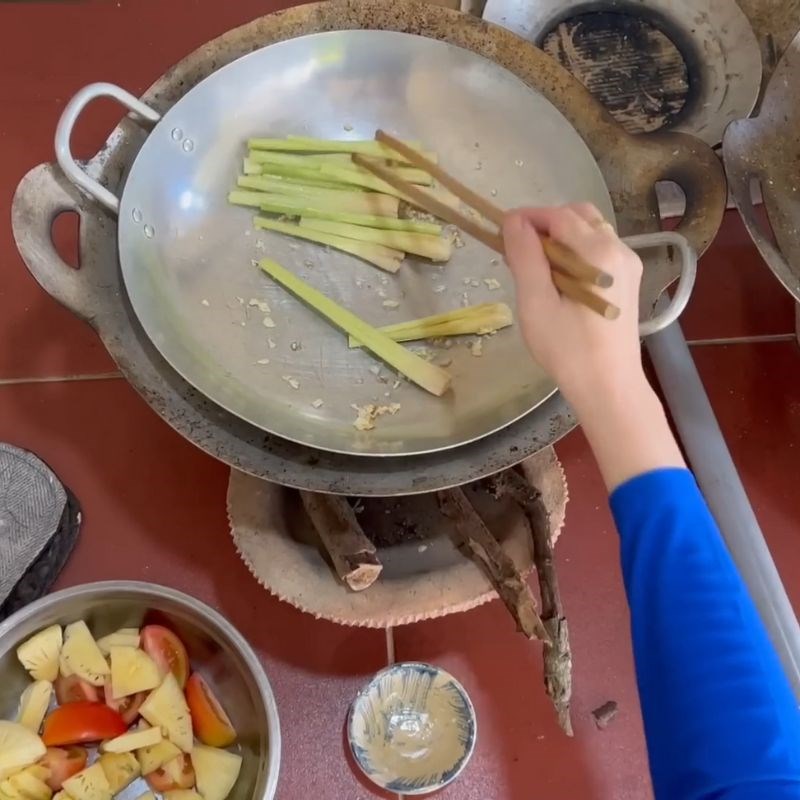 Bước 3 Xào thơm cà chua, tạo màu cho nước lẩu Cá chép nấu lẩu thái