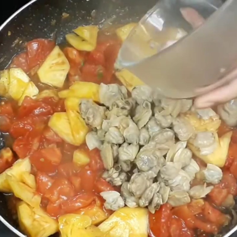 Bước 2 Xào thơm cà chua và dứa Canh ngao cà chua
