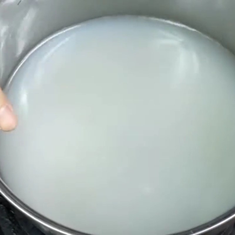 Bước 2 Xào thơm cà chua và dứa Canh ngao cà chua