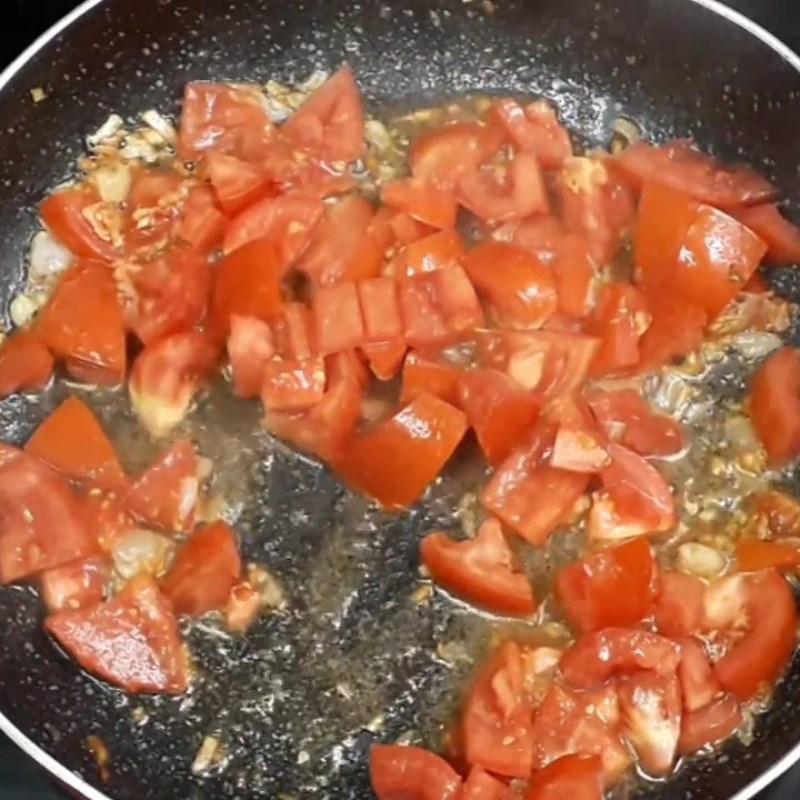 Bước 2 Xào thơm cà chua và dứa Canh ngao cà chua
