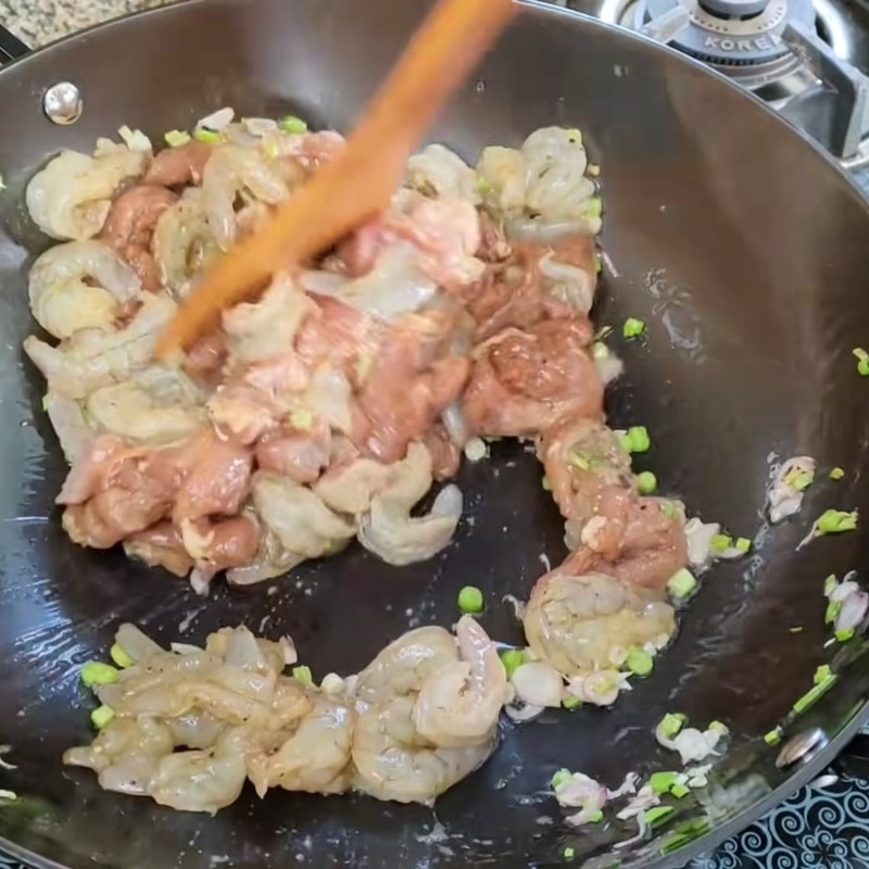 Bước 2 Xào tôm thịt và rau củ giòn ngọt Bún gạo xào tôm thịt