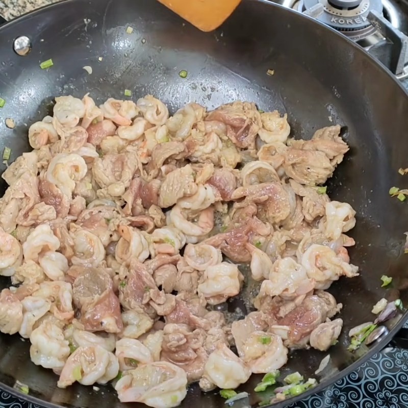 Bước 2 Xào tôm thịt và rau củ giòn ngọt Bún gạo xào tôm thịt