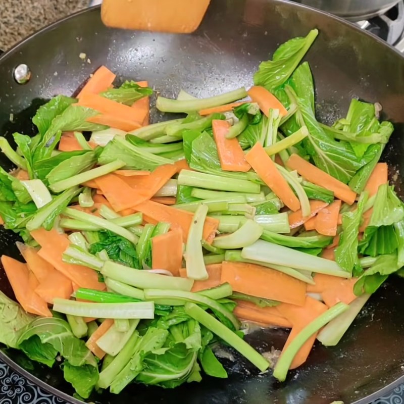 Bước 2 Xào tôm thịt và rau củ giòn ngọt Bún gạo xào tôm thịt