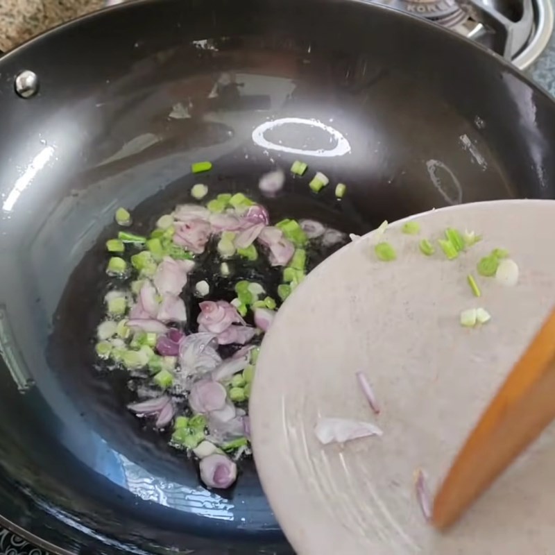 Bước 2 Xào tôm thịt và rau củ giòn ngọt Bún gạo xào tôm thịt