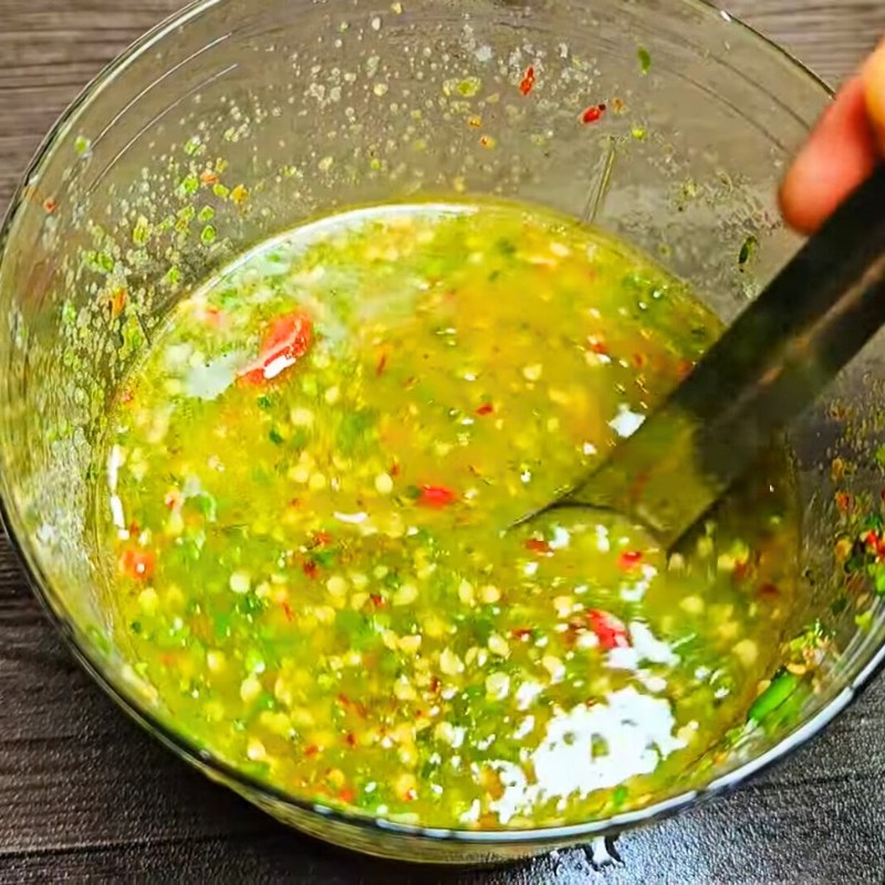 Bước 2 Xay nhuyễn ớt và các nguyên liệu Sốt chấm gà luộc muối ớt xanh