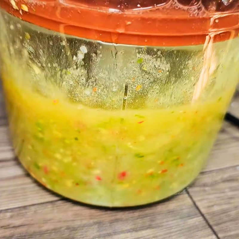 Bước 2 Xay nhuyễn ớt và các nguyên liệu Sốt chấm gà luộc muối ớt xanh