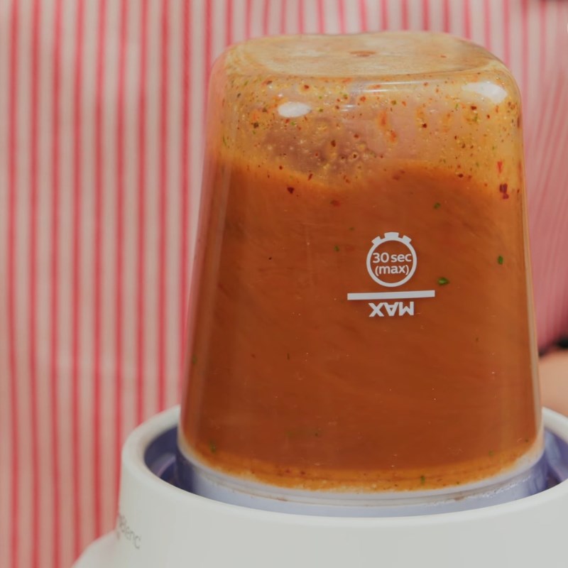 Bước 2 Xay nước sốt Sốt chấm gà luộc muối ớt sữa đặc