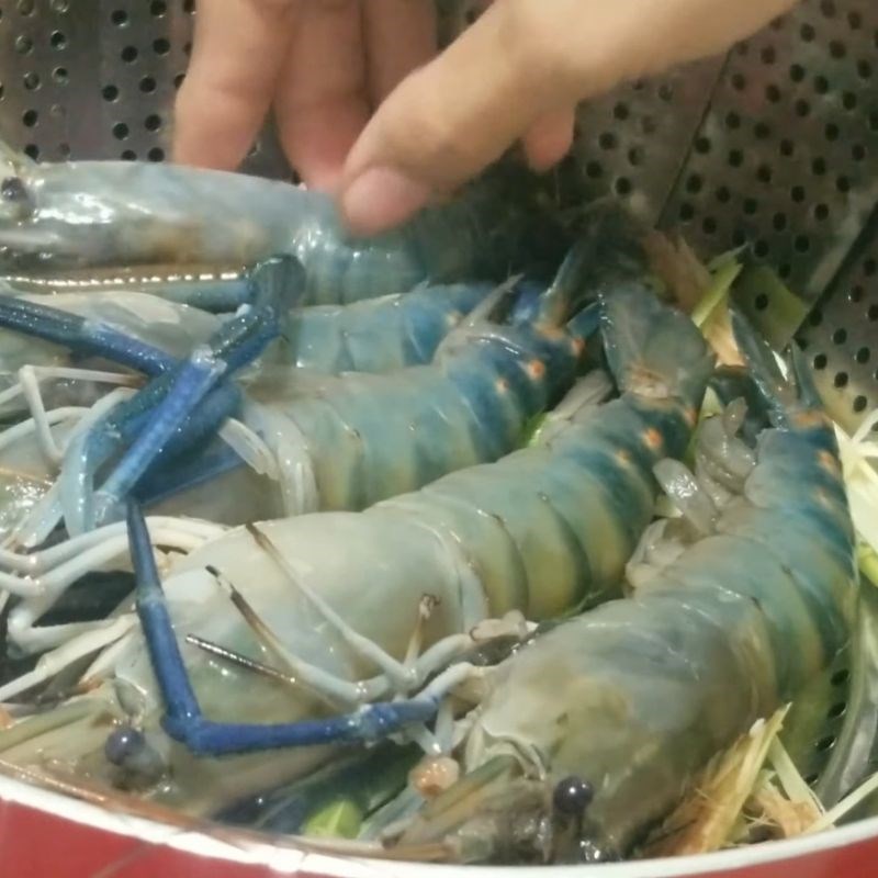 Bước 2 Xếp tôm và sả vào nồi hấp Tôm hấp bia sả