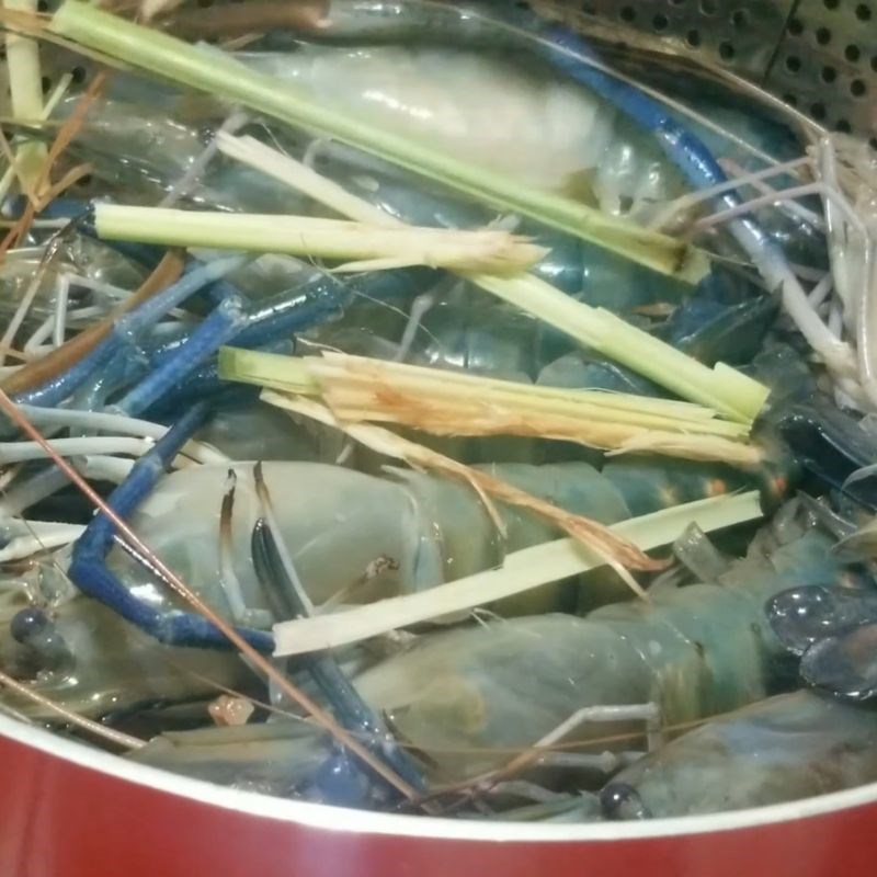 Bước 2 Xếp tôm và sả vào nồi hấp Tôm hấp bia sả