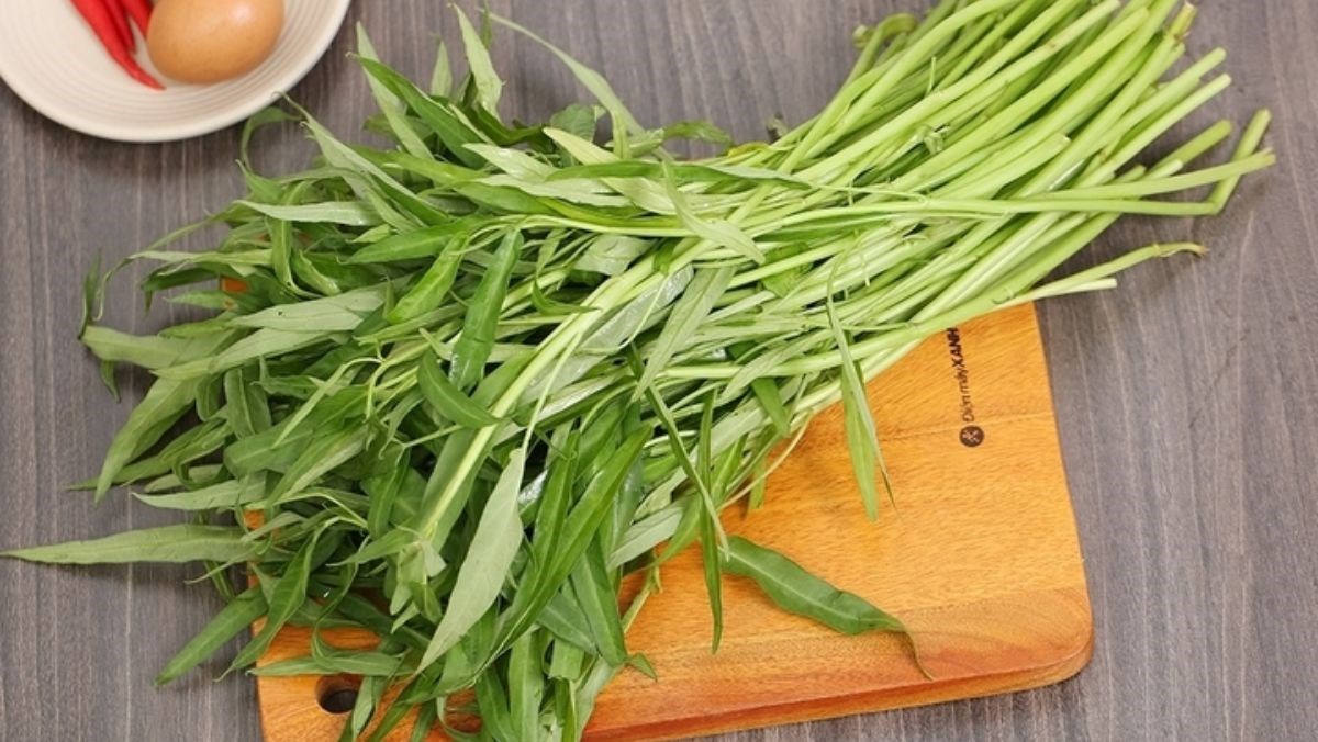 Nhặt rau muống để xào