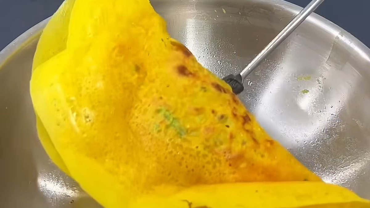 Pha bột bánh xèo với bia