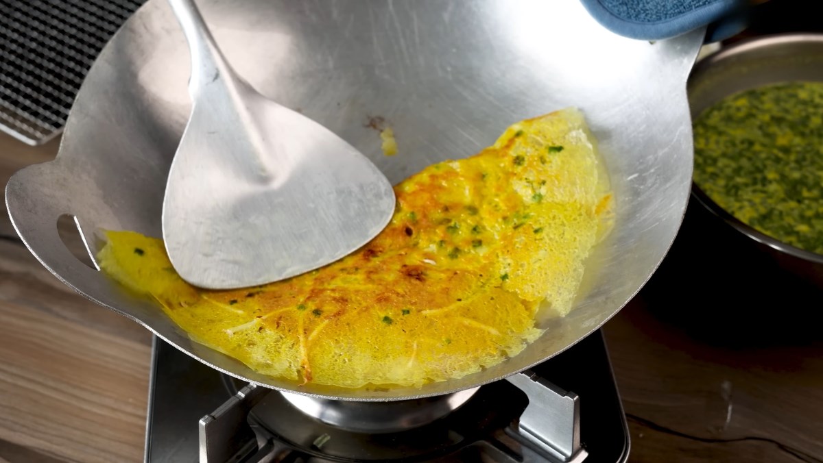 Pha bột bánh xèo với nước đá