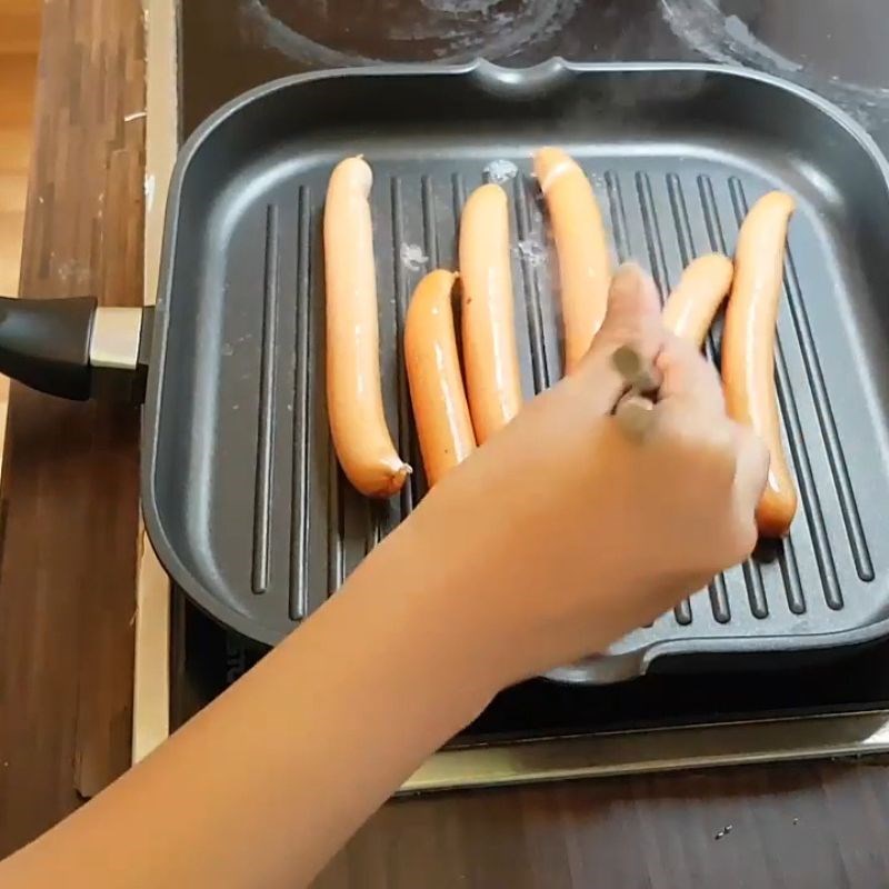 Bước 1 Làm nóng chảo và nướng xúc xích Bánh mì kẹp xúc xích