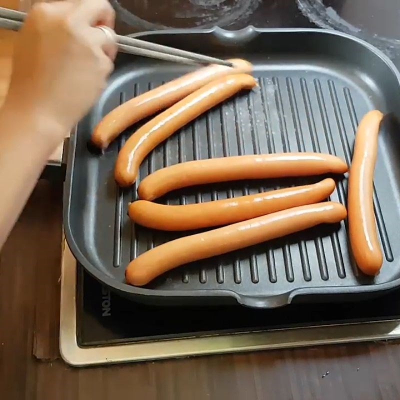 Bước 1 Làm nóng chảo và nướng xúc xích Bánh mì kẹp xúc xích