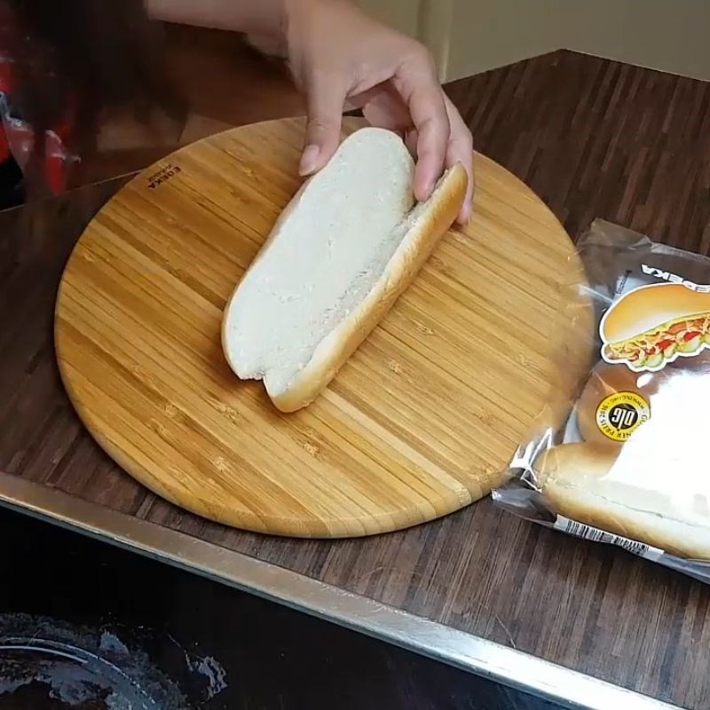 Bước 2 Chuẩn bị bánh mì Bánh mì kẹp xúc xích