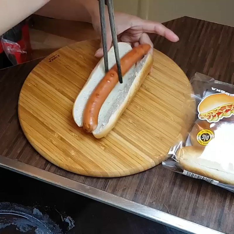 Bước 3 Hoàn thành bánh mì kẹp xúc xích Bánh mì kẹp xúc xích