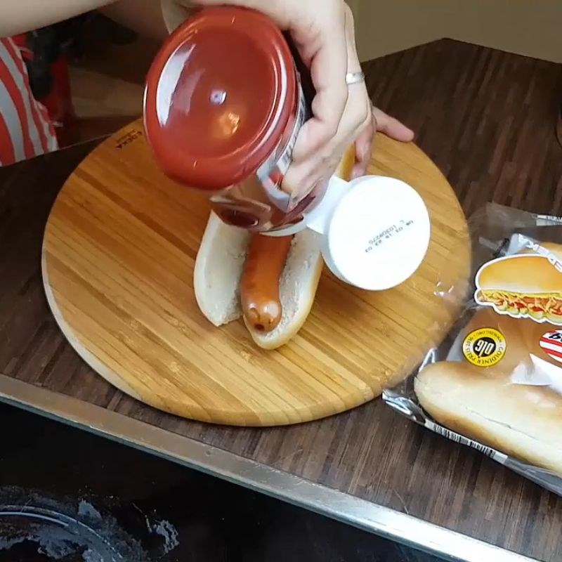 Bước 3 Hoàn thành bánh mì kẹp xúc xích Bánh mì kẹp xúc xích