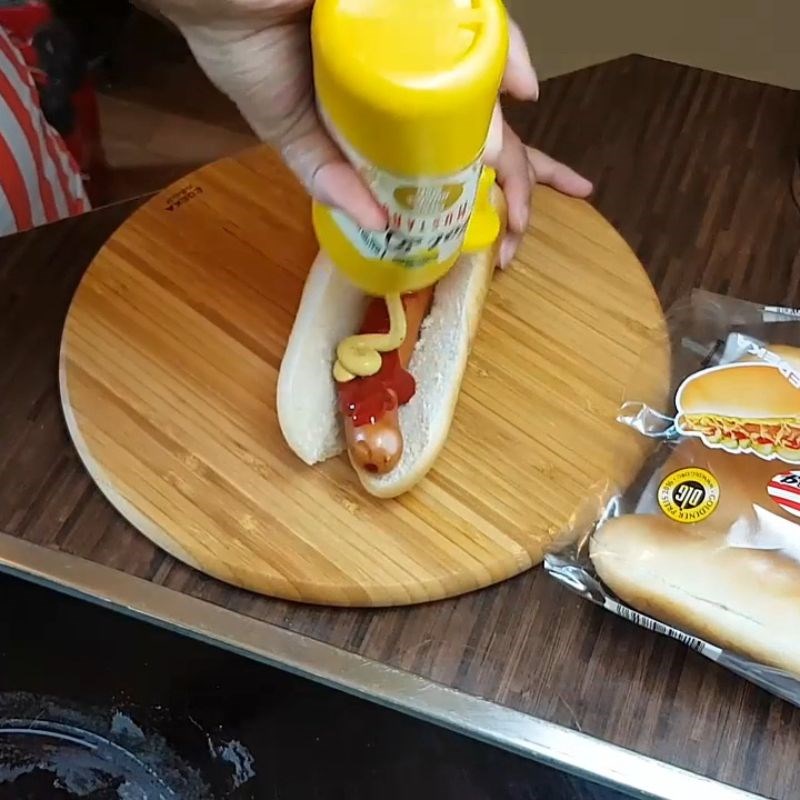 Bước 3 Hoàn thành bánh mì kẹp xúc xích Bánh mì kẹp xúc xích