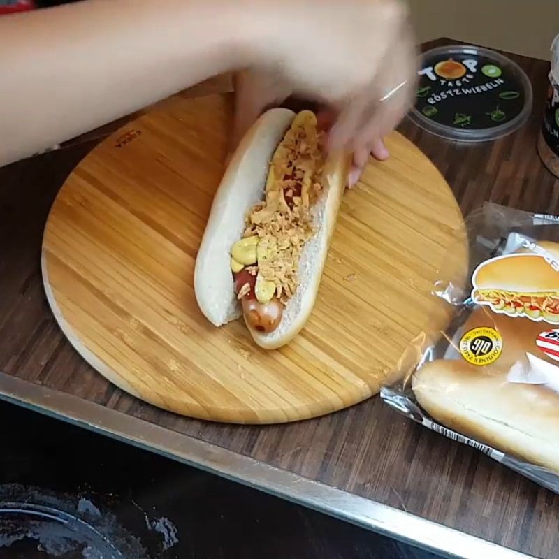 Bước 3 Hoàn thành bánh mì kẹp xúc xích Bánh mì kẹp xúc xích