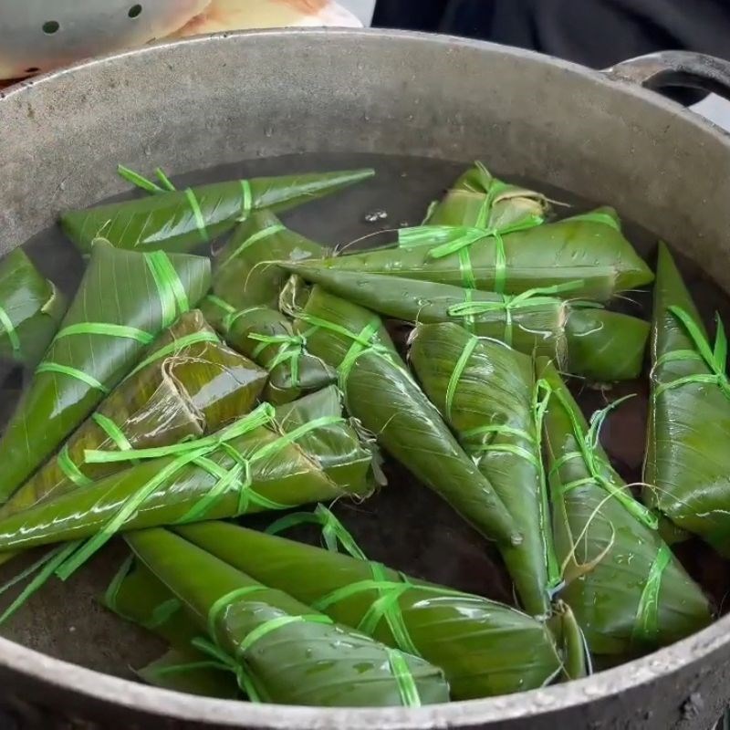 Bước 4 Buộc bánh và ngâm nước Bánh cóc mò