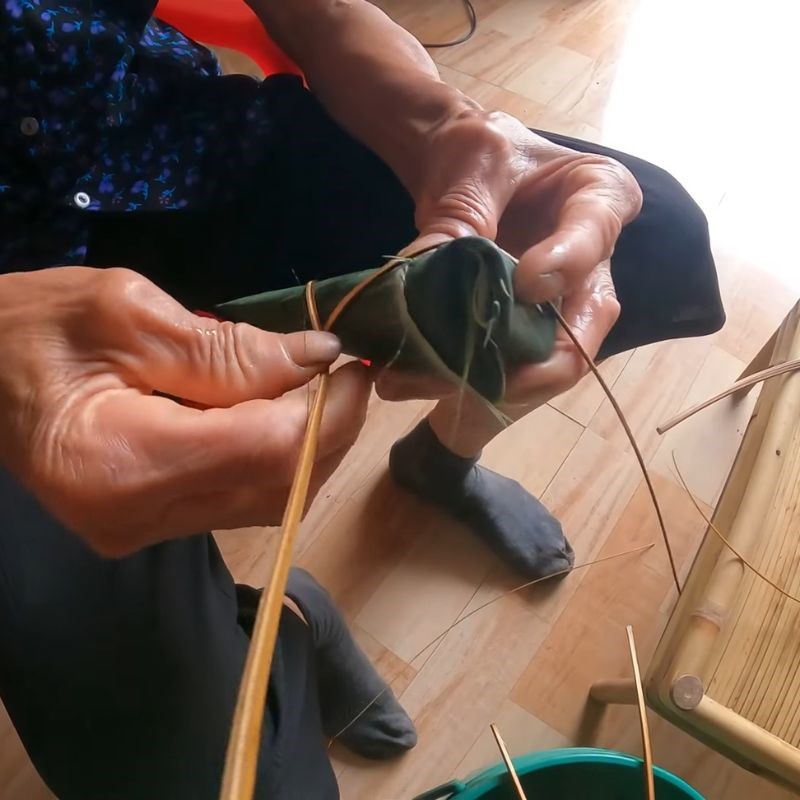 Bước 4 Buộc bánh và ngâm nước Bánh cóc mò